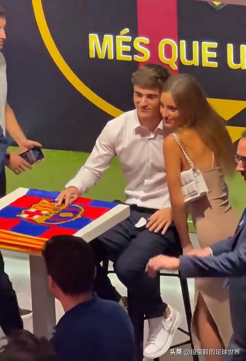 暗传情愫！绝色佳人主动递给巴萨新星暧昧小纸条双方回家当夜网聊