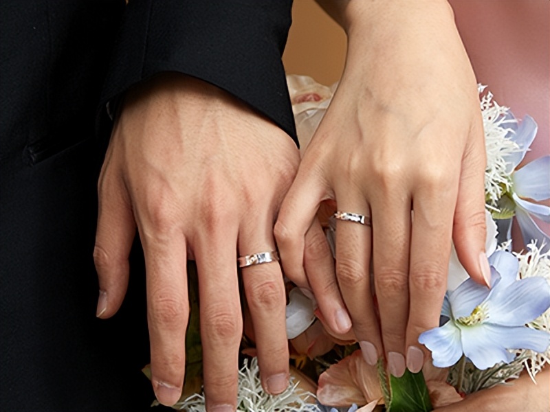 婚戒戴哪个手指上代表着什么,婚戒应该戴在哪根手指上