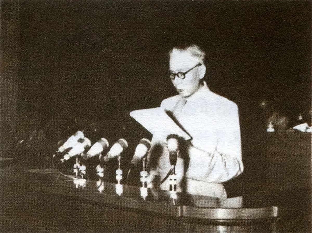 王光美回忆：为何*少奇刘**当选国家主席却没笑容？