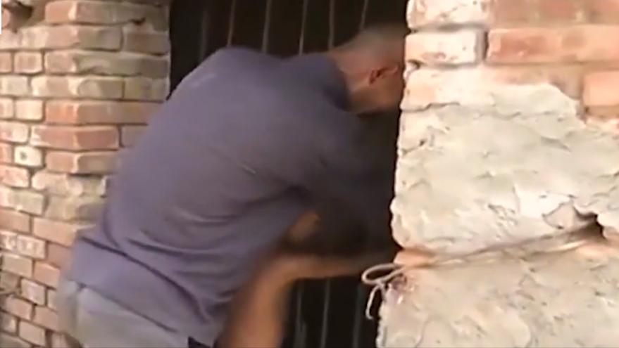 小孩爸爸被关在小黑屋,父亲把儿子关进小黑屋电视剧