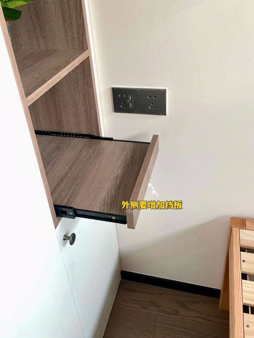 卧室只能放一个床头柜真的不好吗,卧室不放床头柜用什么代替风水