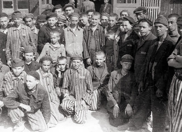 纳粹处决犹太人，两天枪毙三万多人，行刑前还拍照留念
