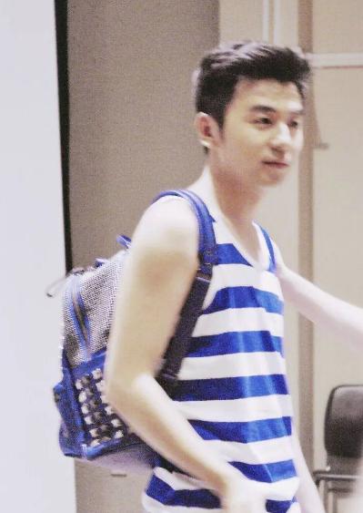 熬了13年才走红,和佟丽娅“勾肩搭背”,雷佳音的过往太有趣