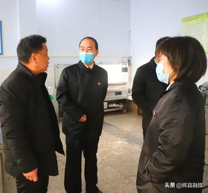 河南辉县丨法治护航成长路——市检察院走进南村镇中心校开展“送法进校园”活动