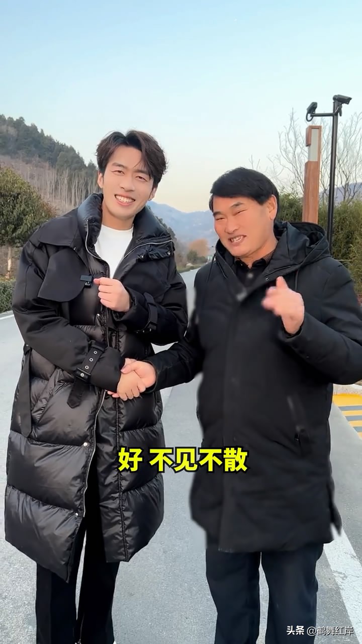 董先生和大衣哥直播间多少人,大衣哥临颍演出直播