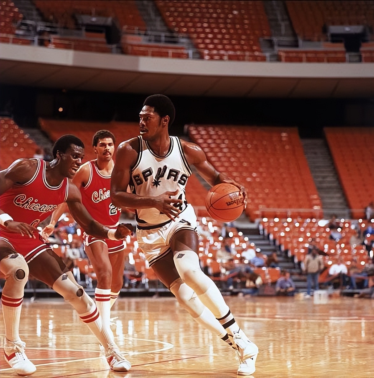 米切尔晃倒马刺10号,米切尔17赛季马刺