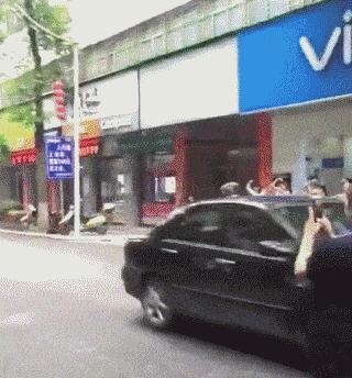 “老婆出差在宾馆给我发照片，桌子上那个是胶水吗？”哈哈哈哈