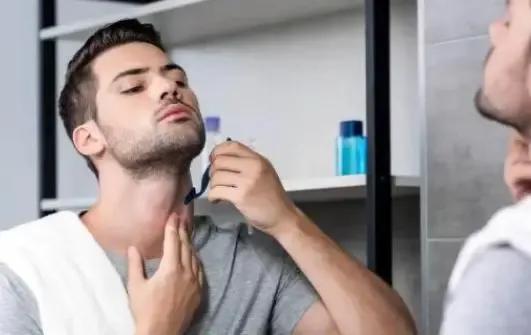 早上刚刮胡子到晚上就长出来了,早上刚刮的胡子照镜子还是有一圈