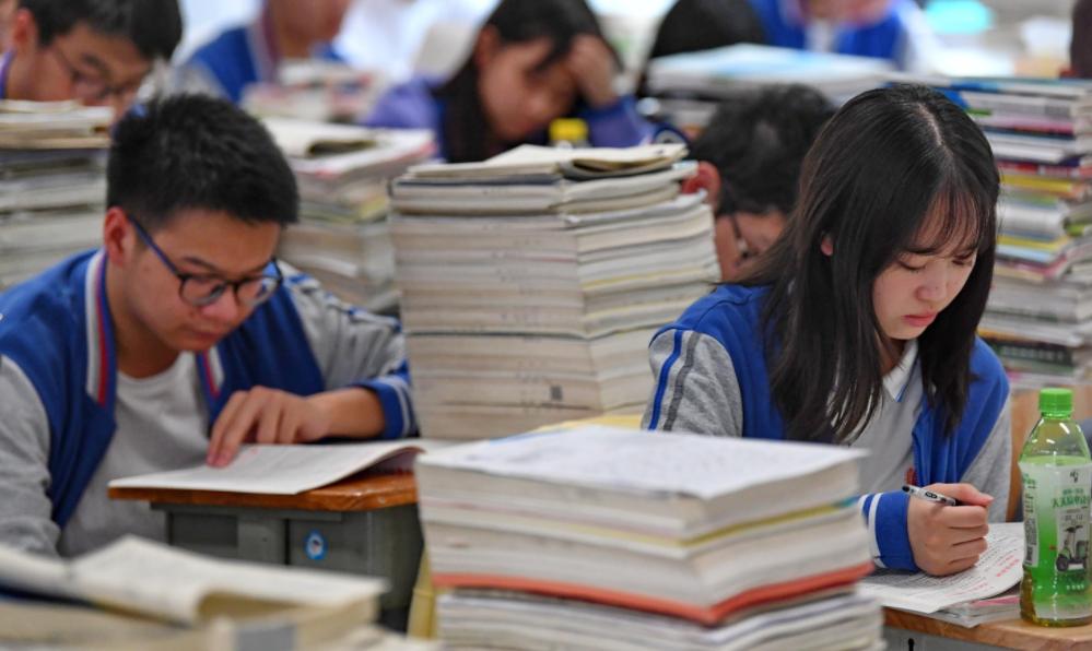 00后女生用一万块创业,00后女孩努力挣钱