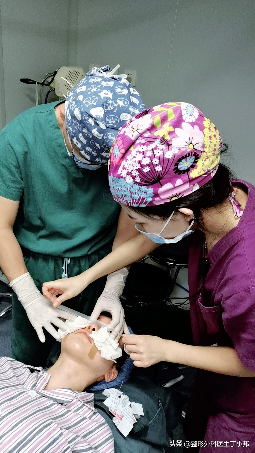 一个小姑娘毁容,一个女的毁容后才知道是救了自己