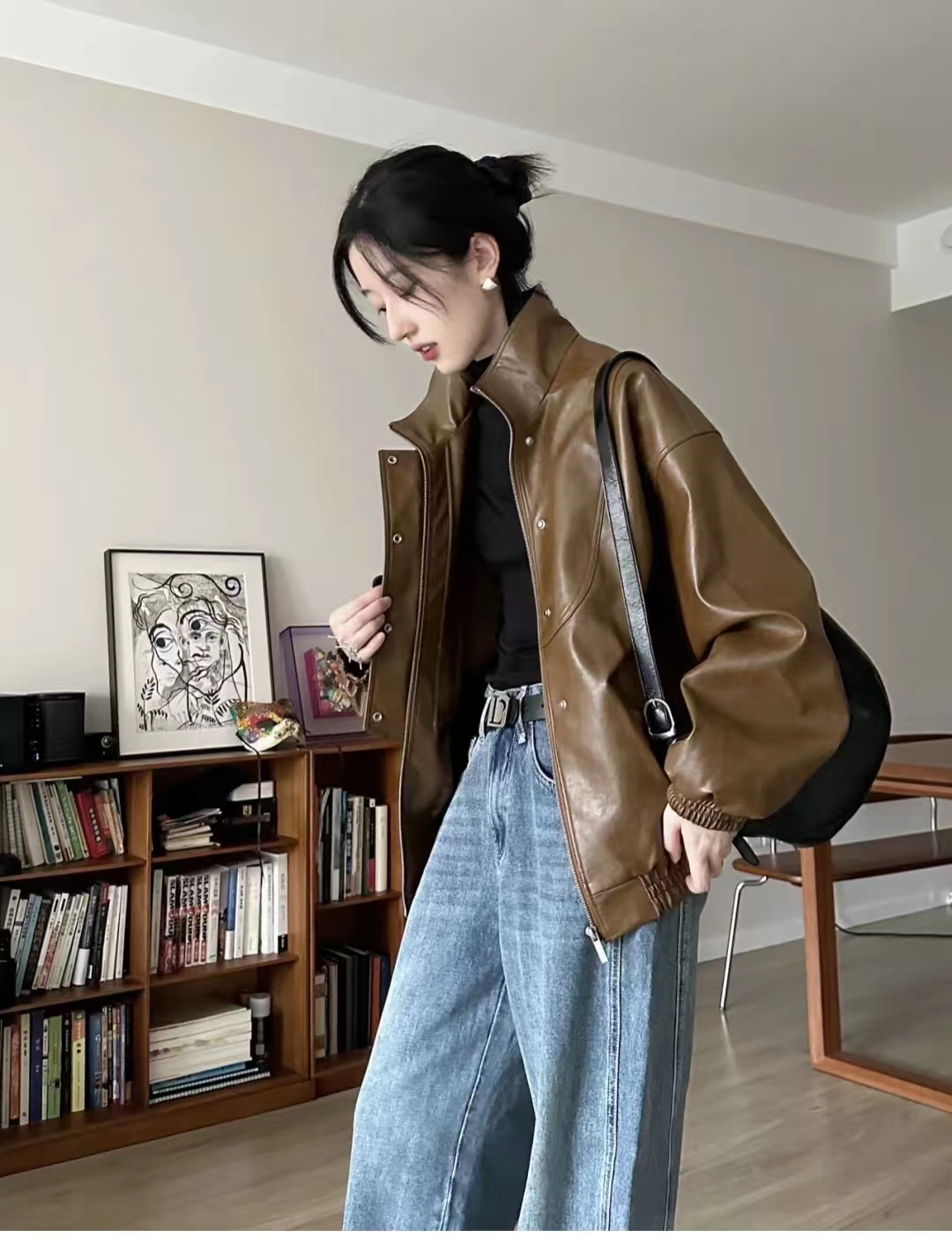 黑色皮衣怎么搭配才显高级,绯红色皮衣怎么搭配秋冬