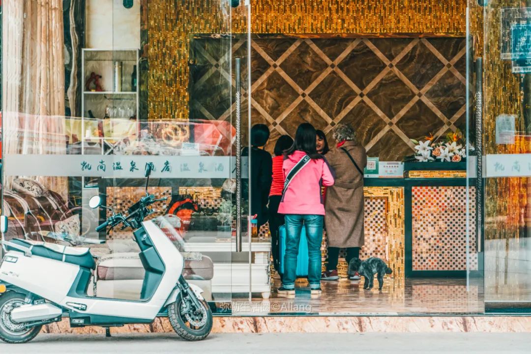 云南西部大峡谷泡温泉,云南原始森林温泉
