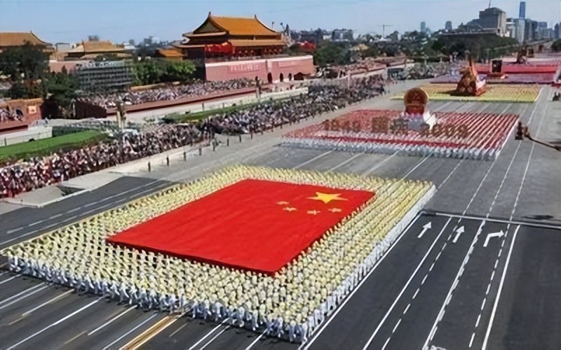 华人富豪捐了300亿给美国,爱国人士捐款一千万