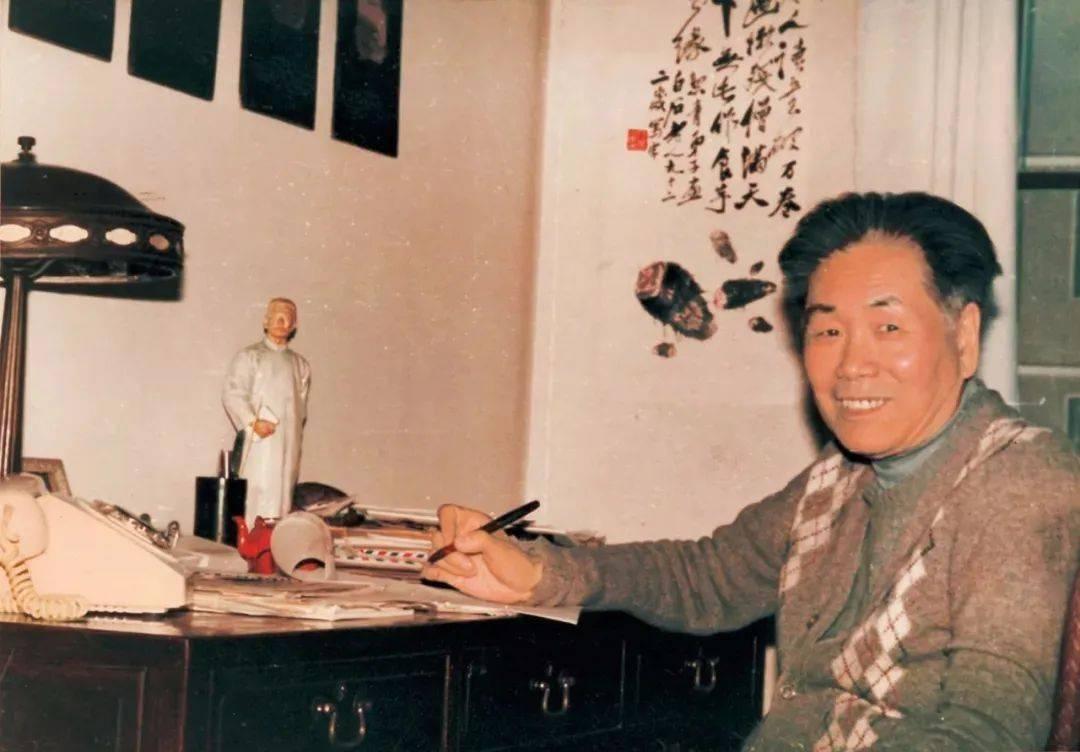 贴春联迎兔年,贴春联迎兔年合家欢