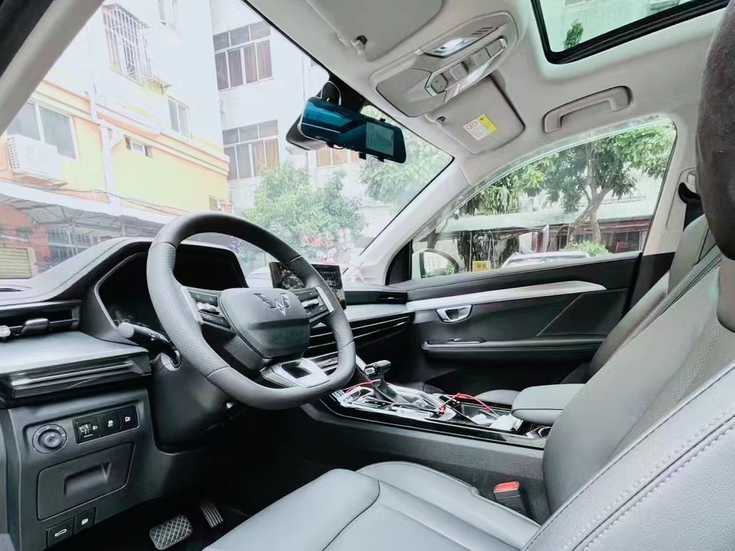 右手端啤，就着海风，喝到微醺