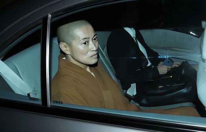 白天穿僧袍念经，晚上穿*袜丝**蹦迪：香港假尼姑如何能敛钱数千万？