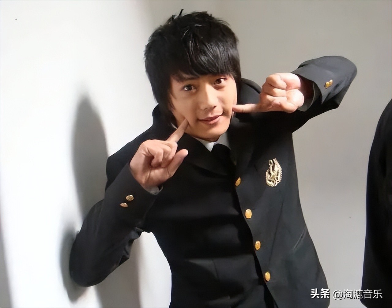 写最红的歌，过最苦的日子，出道15年的他为什么这么让人感动？