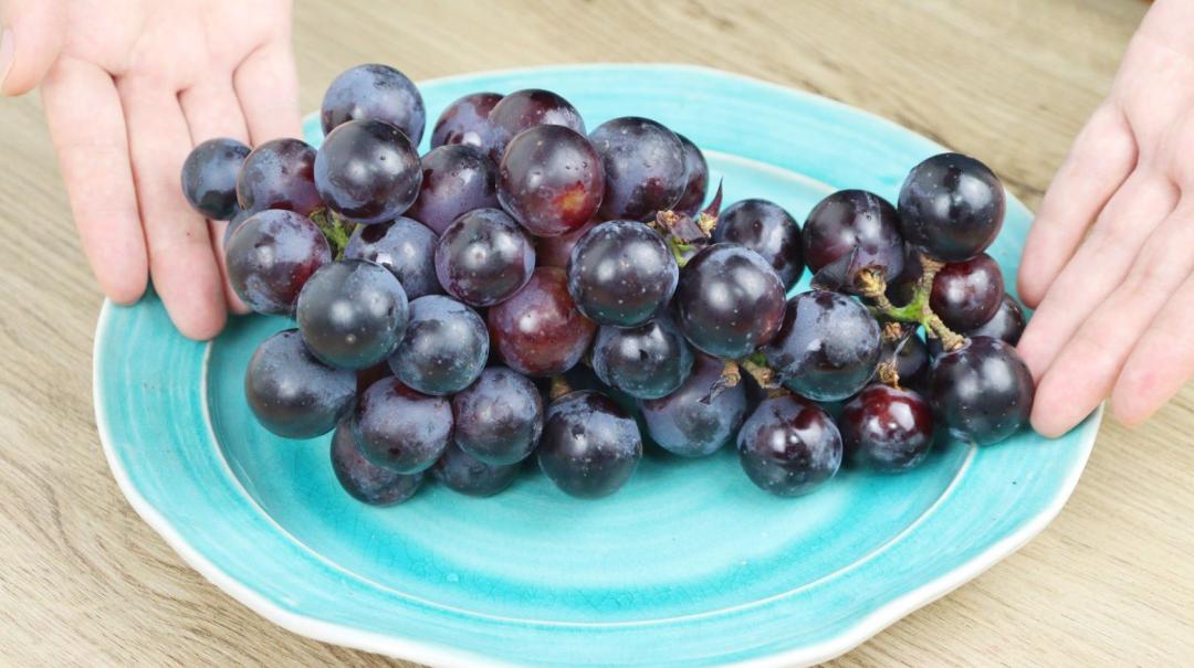 洗葡萄能不能用淀粉洗,洗葡萄时用盐水洗等于吃虫卵