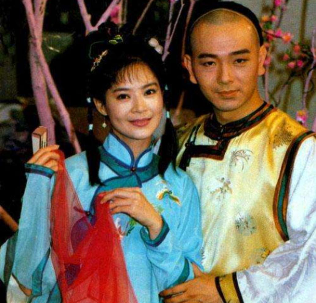 “最美婉君”与丈夫恋爱10年，生一双儿女，今58岁的她怎样了？