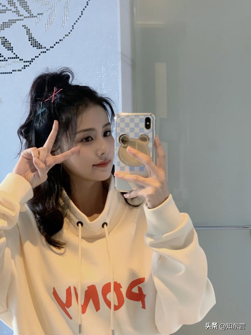 冬天披发好看又显脸小的发型,冬季干净利落减龄的发型