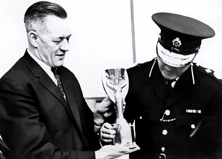 拯救世界的英雄狗狗,拯救英雄的狗狗