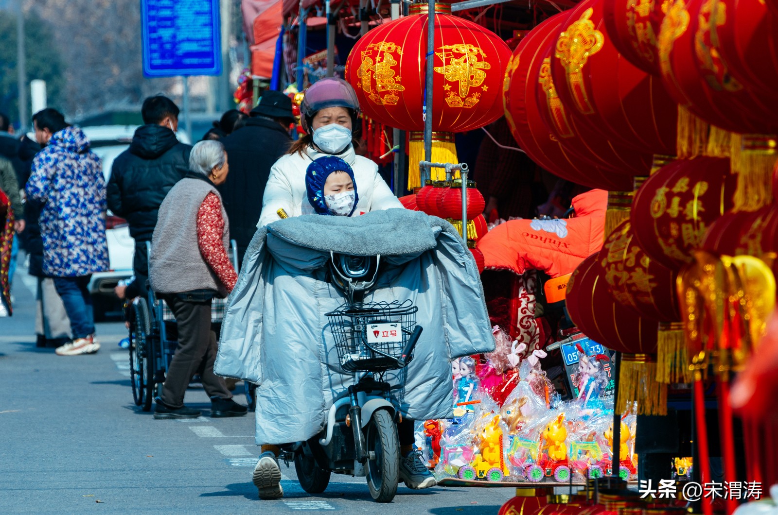 陕西渭南：红红火火络绎不绝的西三路灯笼市场图纪