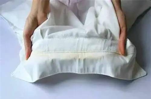 白色衣服发黄了怎么洗白不伤衣物,衣柜挂的白色衣服发黄了怎么处理