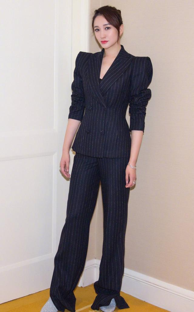 李小冉和陆毅穿搭,李小冉黑色长裙穿搭