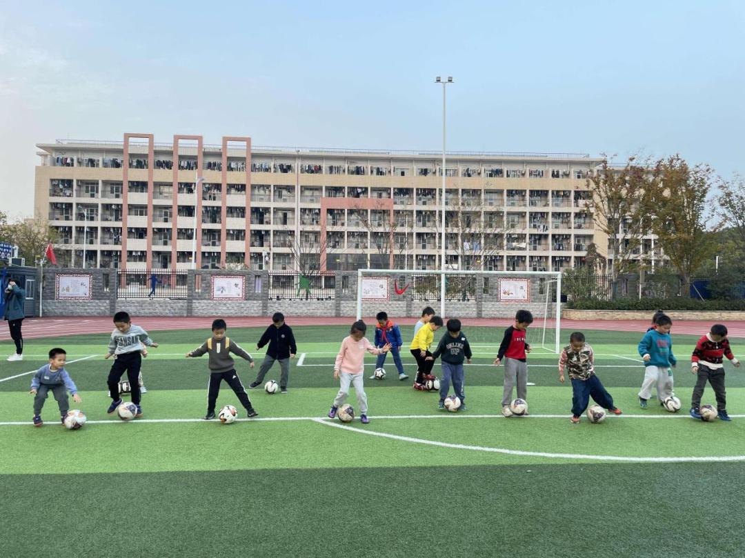 我和足球共同成长手抄报,足球让我们聚在一起