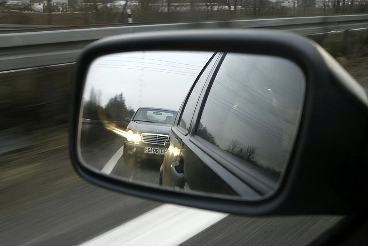 新手开车前面超车技巧,超车看前会车看后