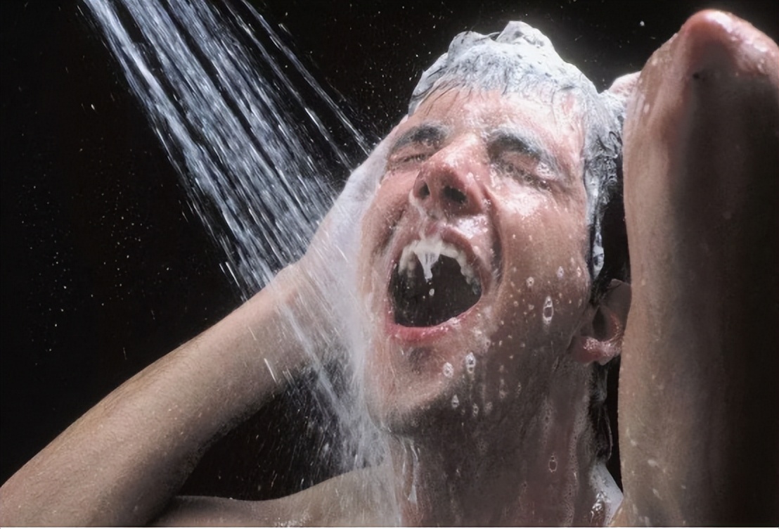 为什么有人一洗澡就过敏,皮肤过敏能用沐浴露或者香皂吗