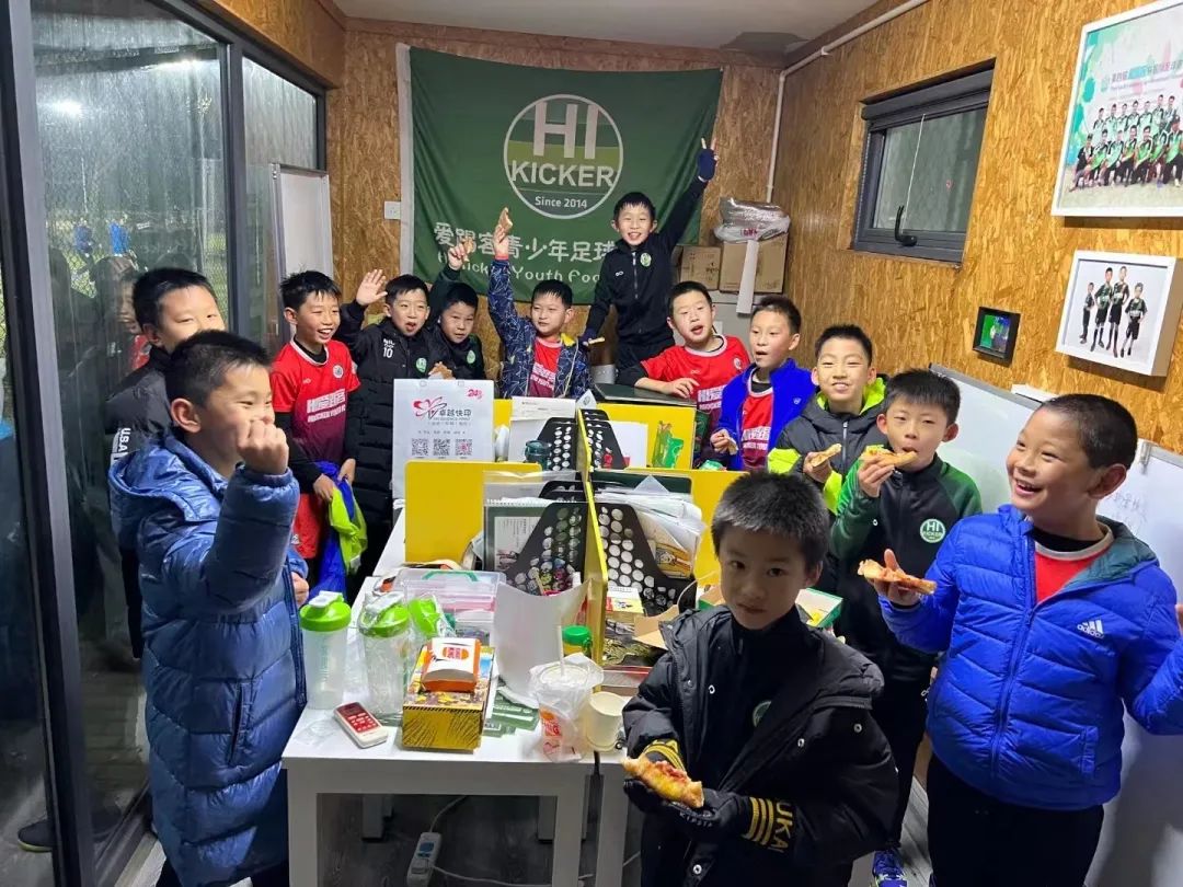 曾经躲在身后的小孩长大了,曾经躲在父母身后的孩子长大了