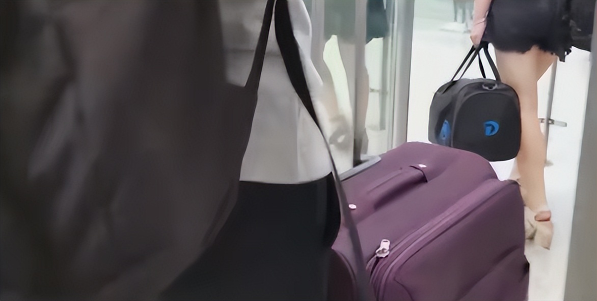 被骂上热搜的“卫生巾”，月经羞耻吗？怎么来个例假就羞耻了呢