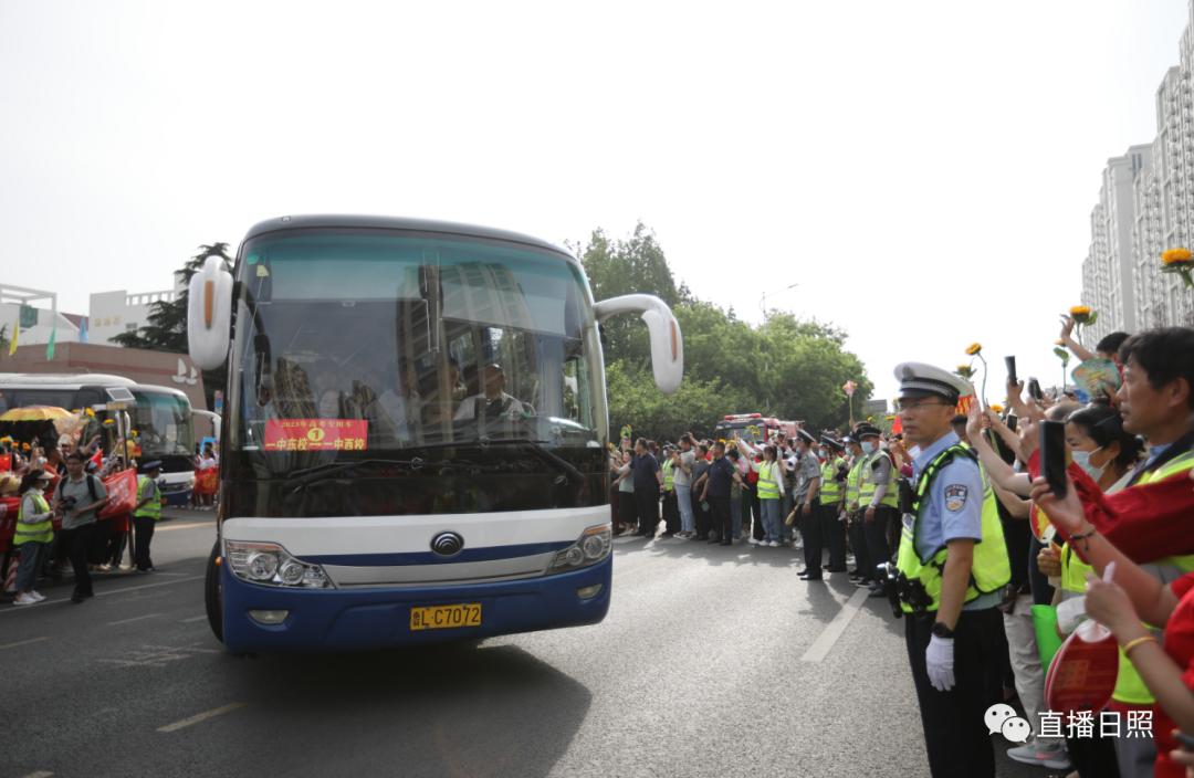 直击2023高考现场暖人瞬间,直击2023高考场外实拍视频