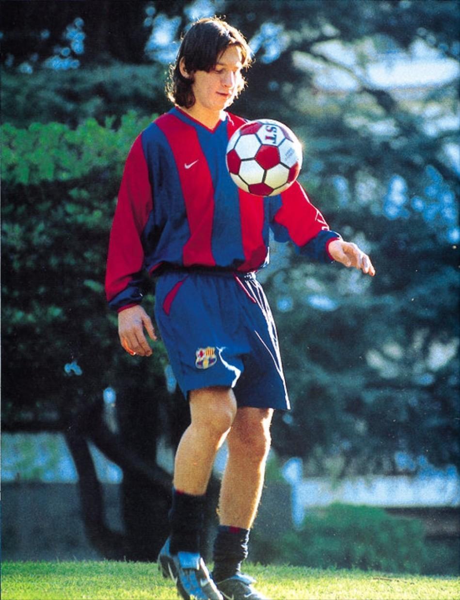 太甜了梅西与妻子在机场深情拥吻,梅西9岁时对她一见钟情