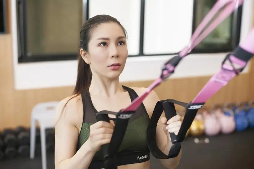 健身房是先跑步还是先练器材,去健身房应该从哪个健身器材练起