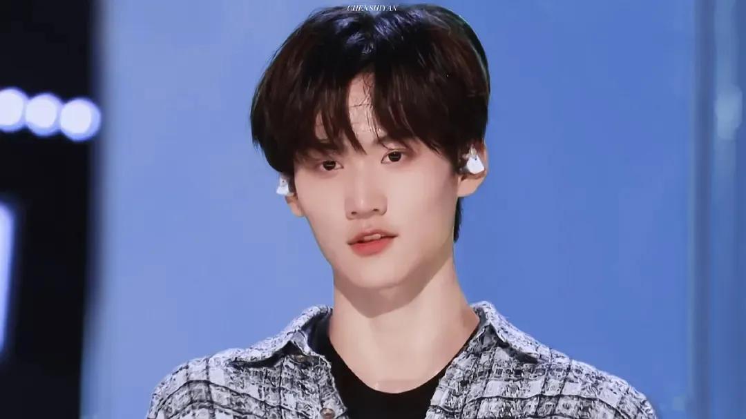 许魏洲晒结婚证官宣结婚,许魏洲回应结婚感谢大家的祝福