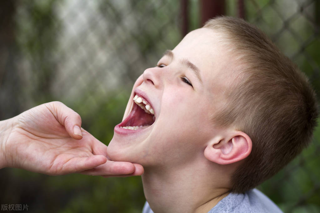 小朋友牙齿痛,牙医警告无效,但这些时候真的要注意