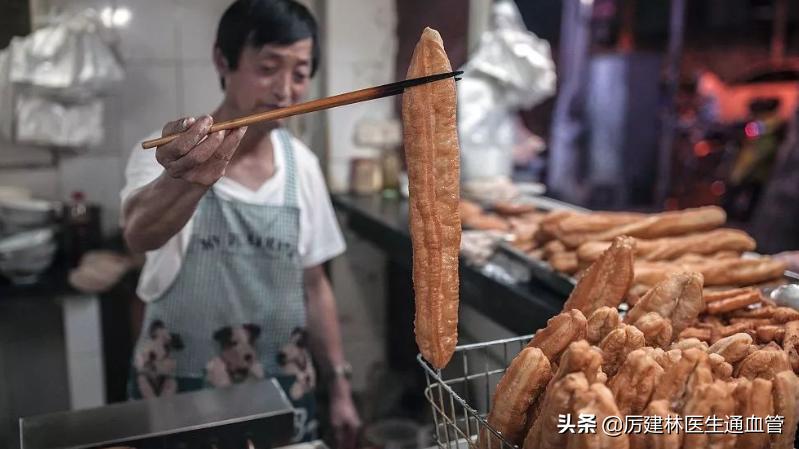 油条一定含铅吗,油条明矾超标对身体危害