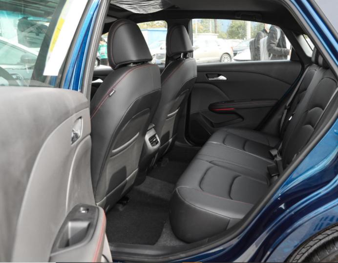 新手第一辆车家用车怎么选,想买舒适省油的轿车绕不开这三款