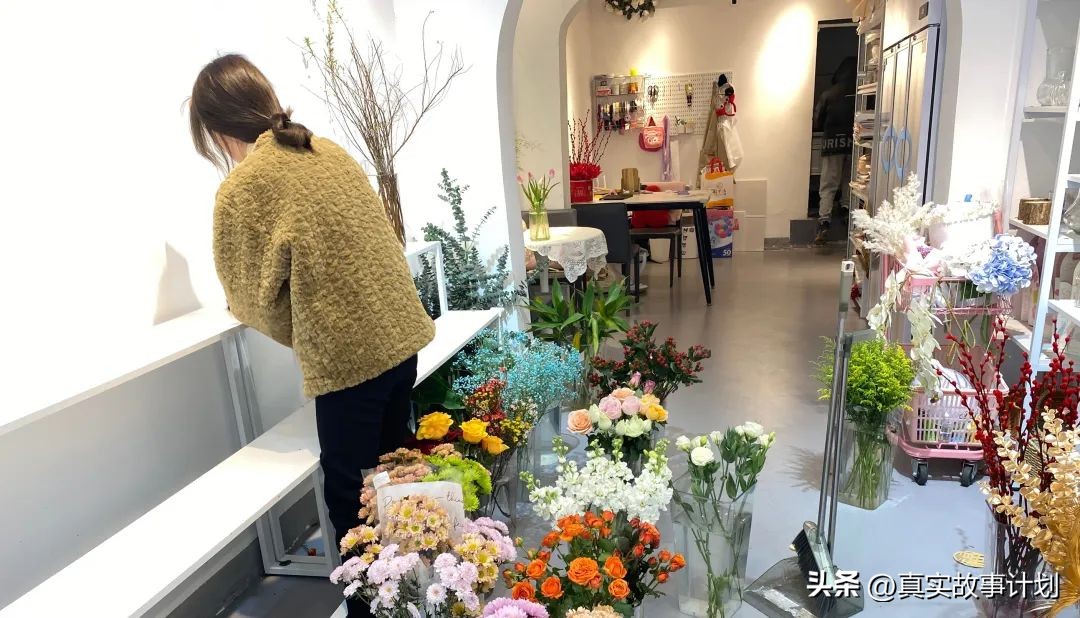 县城花店永不眠：小地方女孩的命运循环