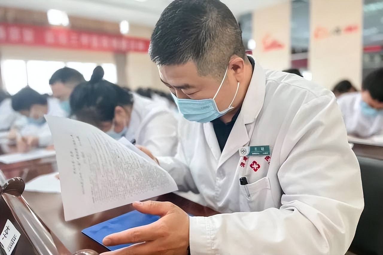 三年疫情狂赚222.8亿，男人靠“国难财”登顶富豪榜，网友：该