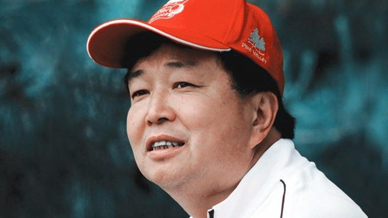 他靠卖红牛坐拥千亿庄园，曾靠*血卖**度日，年过花甲仍孤家寡人