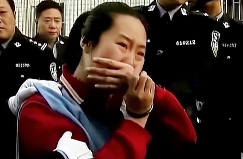 女护士遭医生强奸,联合男友将其当街砍死,死到临头为何高兴落泪