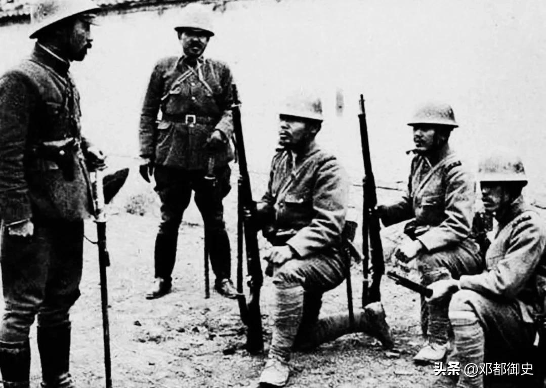 日军当着国军的面杀俘虏,日军侵华兽行