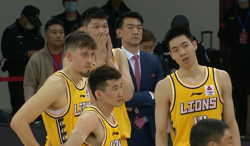 大卫詹姆斯重伤冲上热搜!球迷呼声一边倒,胡金秋的冷漠被放大