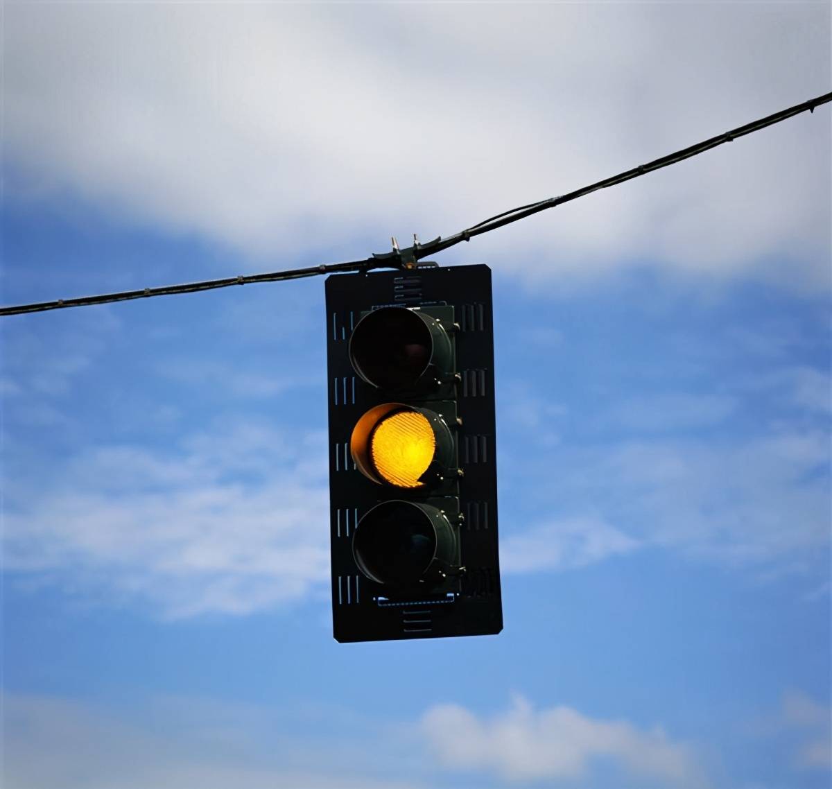 图中圈内两条白色虚线是什么标线,为什么有些路段的白色虚线会加宽