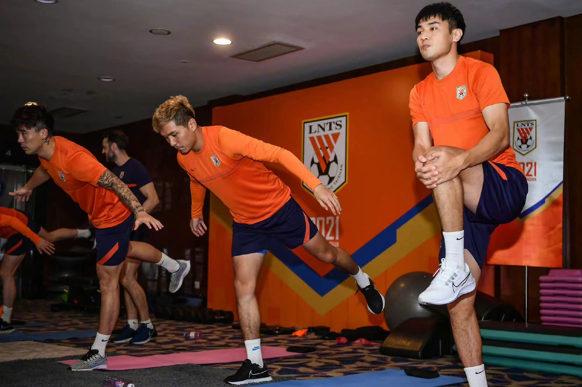 17岁踢足球踢进国家队,郑智在鲁能到底有多强