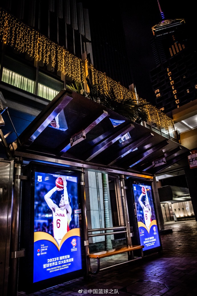 郭艾伦周琦海报,郭艾伦易建联坐在全明星广告牌