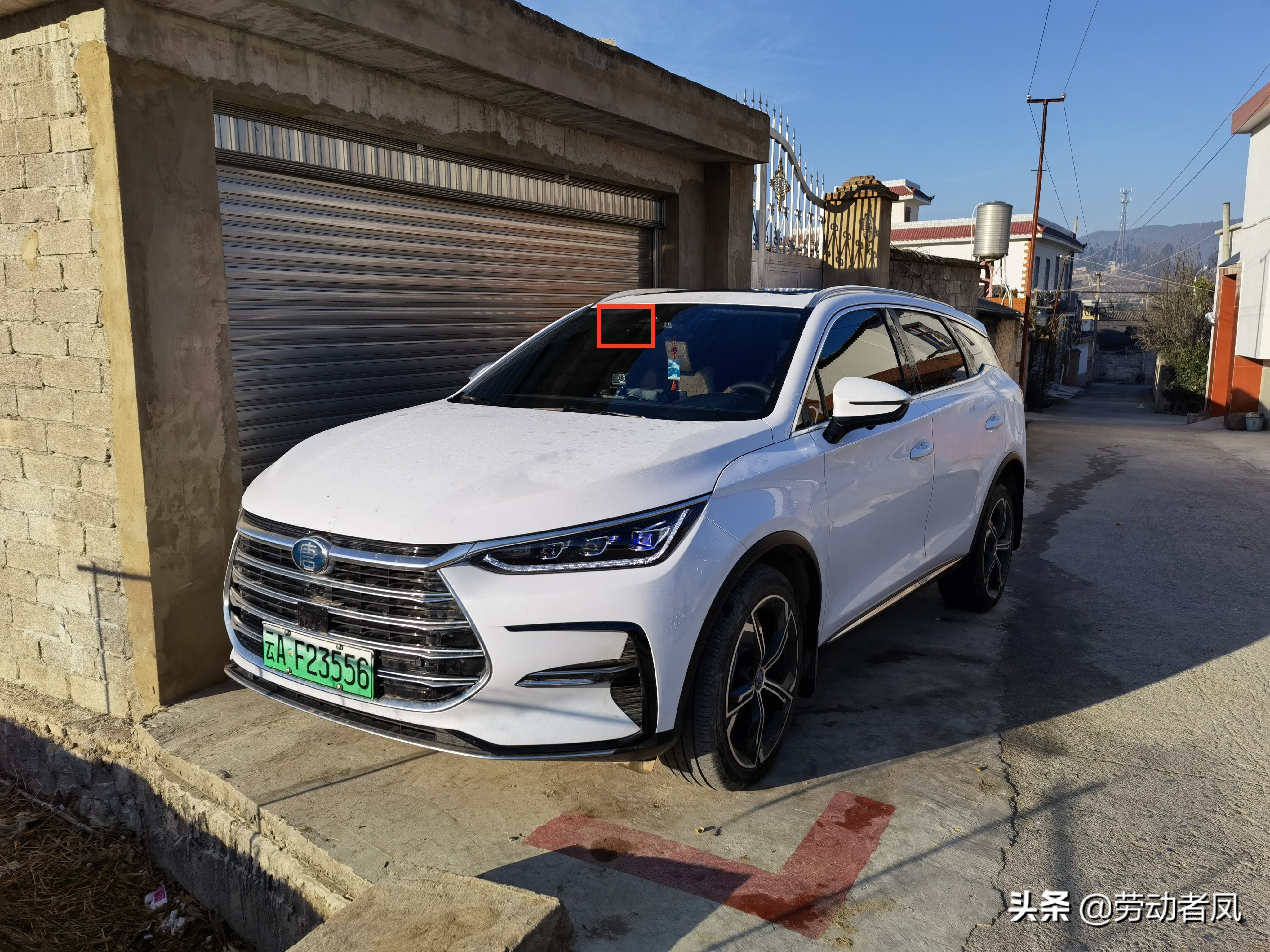 唐dmp前挡风玻璃自爆,唐dmi前挡风玻璃破了走保险吗